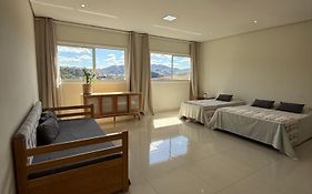 Cobertura Duplex 301 com chuveiro duplo e vista para as montanhas